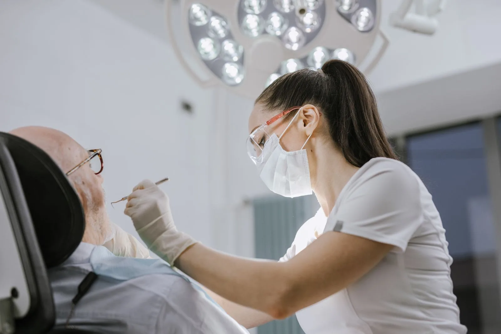 Dentista explicando el tratamiento a una paciente en Clínica Villa