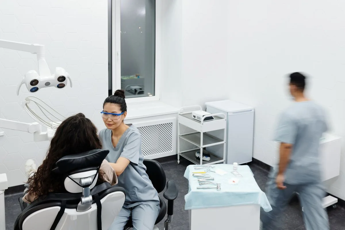 Dentista atendiendo a paciente en Clínica Dental Villa, El Escorial