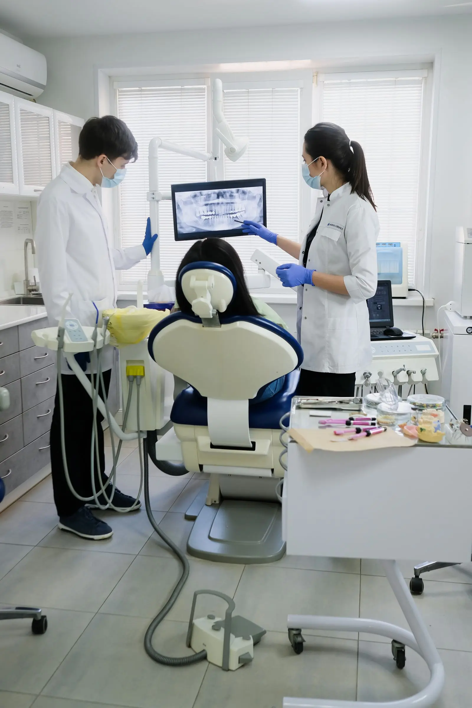 Revisión y limpieza dental profesional en Clínica Villa